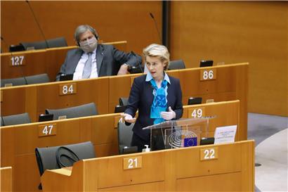 EU-Kommissionspräsidentin Ursula von der Leyen sicherte gestern den EP-Abgeordneten ein Mitspracherecht bei der Umsetzung ihrer Wiederaufbaupläne zu
