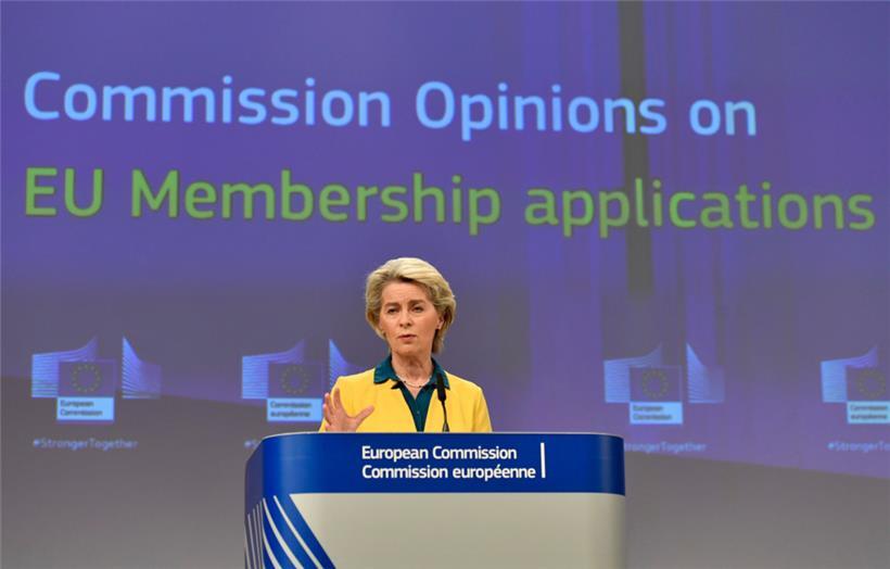 EU-Kommissionspräsidentin Ursula von der Leyen sprach sich am Freitag dafür aus, die Ukraine und Moldau offiziell zu Kandidaten für den Beitritt zur Europäischen Union zu ernennen
