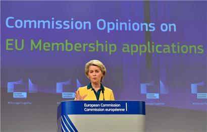 EU-Kommissionspräsidentin Ursula von der Leyen sprach sich am Freitag dafür aus, die Ukraine und Moldau offiziell zu Kandidaten für den Beitritt zur Europäischen Union zu ernennen
