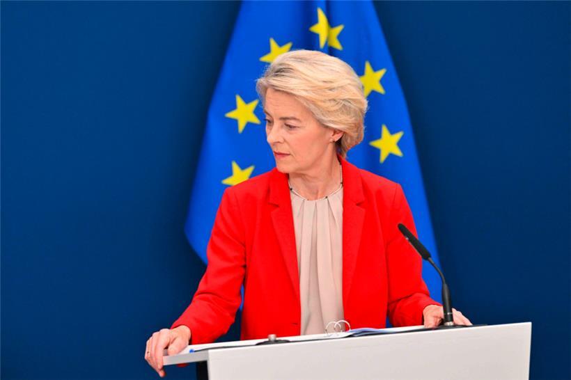 EU-Kommissionspräsidentin Ursula von der Leyen stellt bei einer Pressekonferenz Vorschläge für ein 18. Sanktionspaket gegen Russland vor

