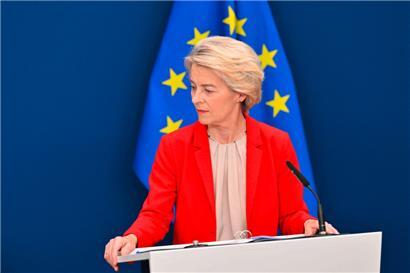 EU-Kommissionspräsidentin Ursula von der Leyen stellt bei einer Pressekonferenz Vorschläge für ein 18. Sanktionspaket gegen Russland vor
