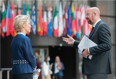 EU-Kommissionspräsidentin Ursula von der Leyen und Ratspräsident Charles Michel nach dem Videogipfel in Brüssel
