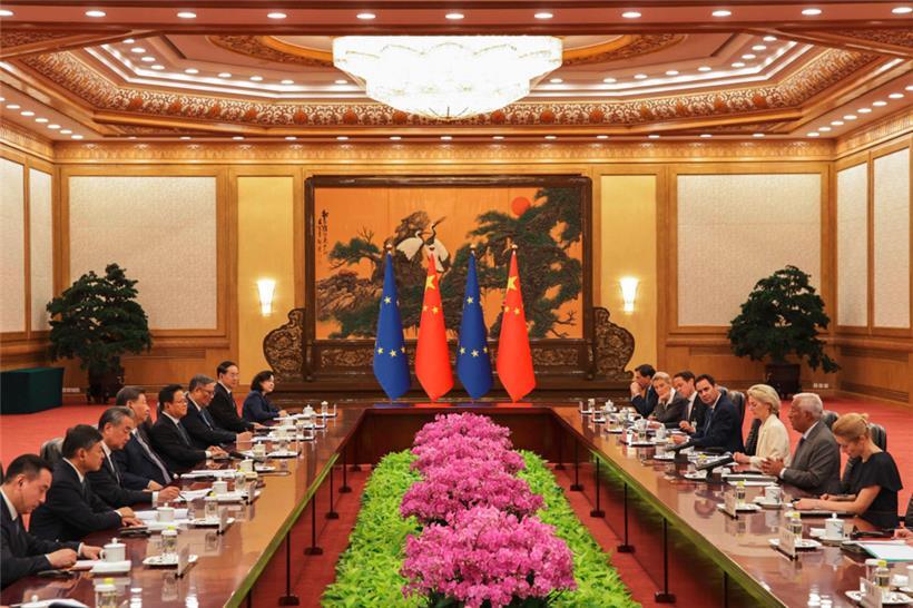 EU-Kommissionspräsidentin Ursula von der Leyen und EU-Ratspräsident António Costa nahmen am Donnerstag am 25. Gipfeltreffen der EU und China in Peking teil
