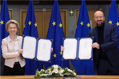 EU-Kommissionspräsidentin Ursula von der Leyen und EU-Ratspräsident Charles Michel unterzeichneten zwei Ausführungen des Handelsabkommens, bevor die Dokumente nach London gebracht wurden …

