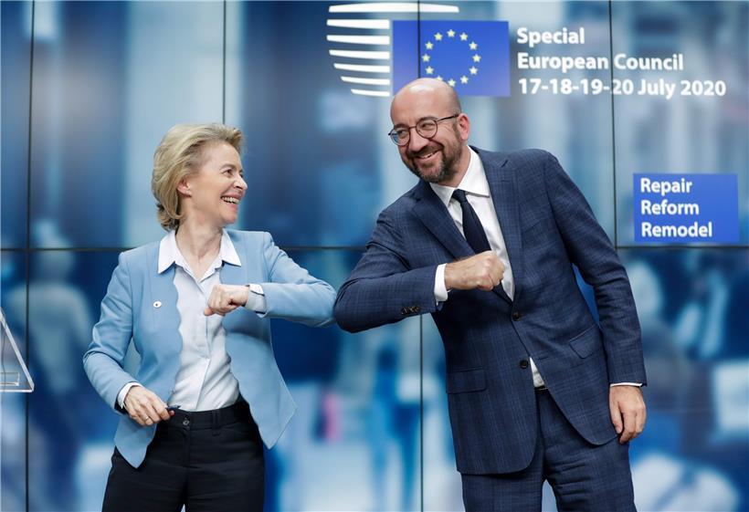EU-Kommissionspräsidentin Ursula von der Leyen und EU-Ratspräsident Charles Michel waren gestern in der Früh froh, dass die Verhandlungen abgeschlossen werden konnten

