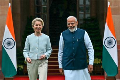EU-Kommissionspräsidentin Ursula von der Leyen und Indiens Premierminister Narendra Modi vor dem „Hyderabad House“ in Neu-Delhi
