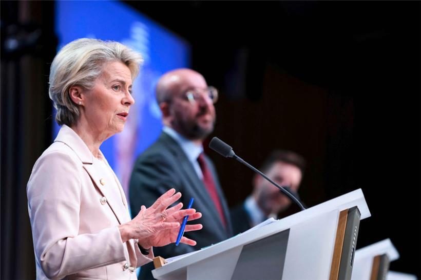 EU-Kommissionspräsidentin Ursula von der Leyen und der Präsident des Europäischen Rates, Charles Michel, informieren über die Gipfelergebnisse
