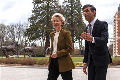EU-Kommissionspräsidentin Ursula von der Leyen und der britische Premierminister Rishi Sunak haben an diesem Montag den Schlussstein an die Verhandlungen über die Brexit-Regeln für Nordirland gesetzt
