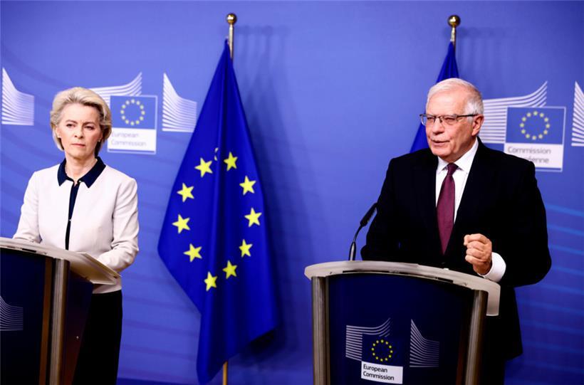 EU-Kommissionspräsidentin Ursula von der Leyen und der EU-Außenbeauftragte Josep Borrell geben am Donnerstagmorgen eine Erklärung zum Ukraine-Konflikt im EU-Hauptquartier ab
