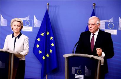EU-Kommissionspräsidentin Ursula von der Leyen und der EU-Außenbeauftragte Josep Borrell geben am Donnerstagmorgen eine Erklärung zum Ukraine-Konflikt im EU-Hauptquartier ab
