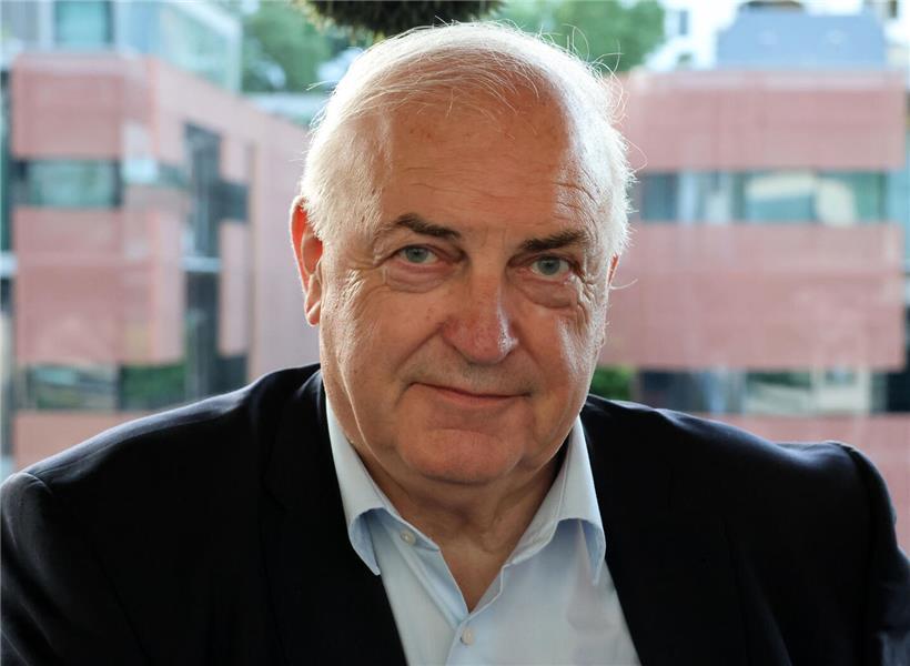 Charles Goerens, EU-Parlamentarier der Demokratischen Partei, spricht im Europaparlament vor Mikrofonen