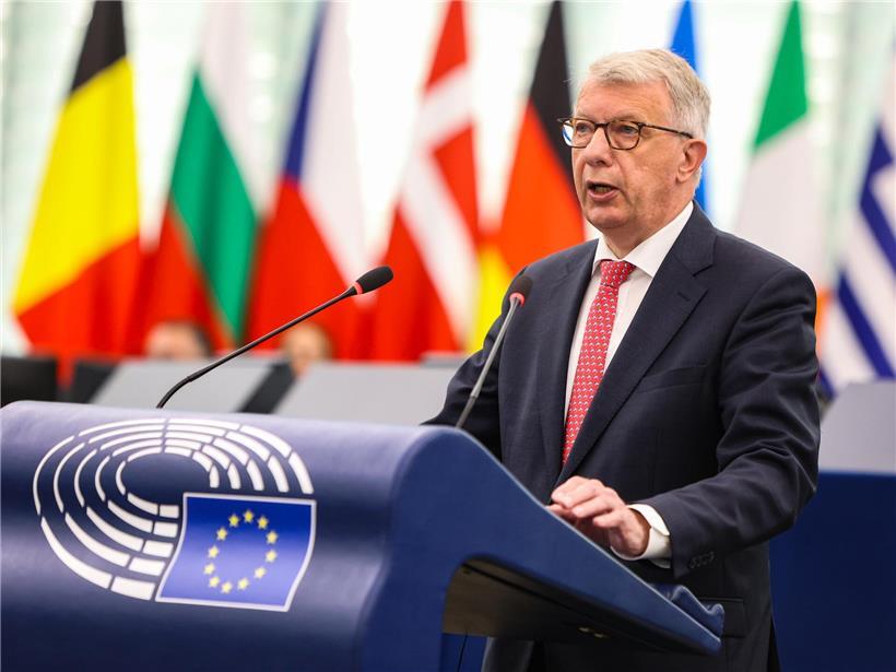 EU-Parlamentarier Fernand Kartheiser (ADR) spricht im Parlament während einer Debatte über europäische Politik