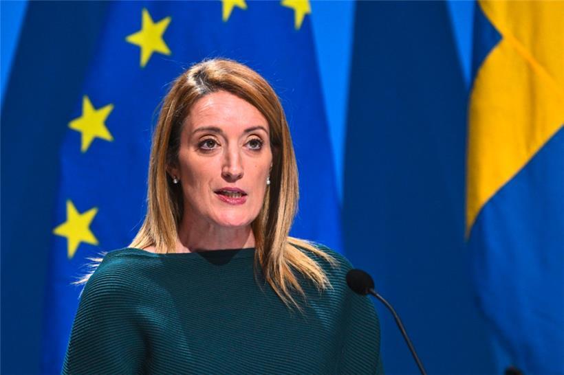 EU-Parlamentspräsidentin Roberta Metsola hat der Griechin Eva Kaili am Samstag „mit sofortiger Wirkung alle Befugnisse, Pflichten und Aufgaben“ als einer ihrer 14 Stellvertreter entzogen 
