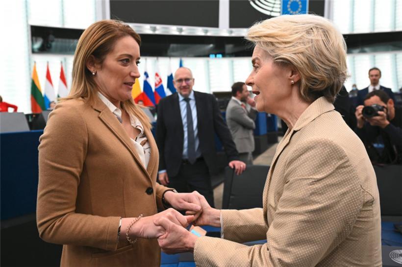 EU-Parlamentspräsidentin Roberta Metsola (l.) spricht mit der EU-Kommissionspräsidentin Ursula von der Leyen im Straßburger Plenarsaal: Beide haben einen nicht unwesentlichen Einfluss auf das Tempo der Gesetzgebung in der Union
