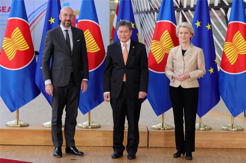 EU-Ratspräsident Charles Michel (l.), Kambodschas Premierminister und Asean-Präsident Hun Sen und EU-Kommissionspräsidentin Ursula von der Leyen vor den Flaggen der beiden Organisationen
