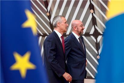 EU-Ratspräsident Charles Michel (r.) hatte NATO-Generalsekretär Jens Stoltenberg zum EU-Gipfel eingeladen
