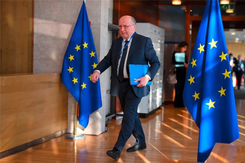 EU-Verteidigungskommissar Andrius Kubilius stellte das Weißbuch zur Verteidigung gestern in Brüssel vor
