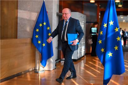 EU-Verteidigungskommissar Andrius Kubilius stellte das Weißbuch zur Verteidigung gestern in Brüssel vor
