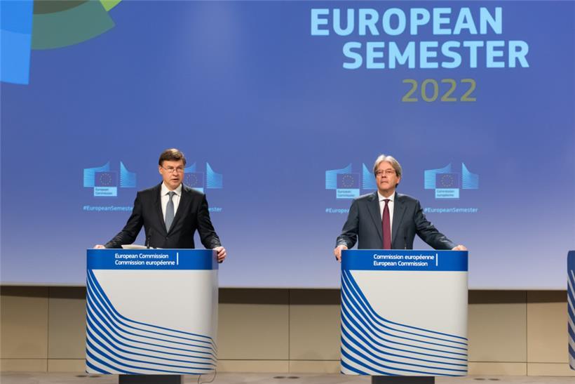 EU-Vizekommissionspräsident Valdis Dombrovskis (l.) und EU-Wirtschaftskommissar Paolo Gentiloni setzen auf den hunderte Milliarden Euro schweren Corona-Wiederaufbaufonds, um die Wirtschaft in der EU am Laufen zu halten
