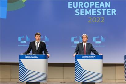 EU-Vizekommissionspräsident Valdis Dombrovskis (l.) und EU-Wirtschaftskommissar Paolo Gentiloni setzen auf den hunderte Milliarden Euro schweren Corona-Wiederaufbaufonds, um die Wirtschaft in der EU am Laufen zu halten
