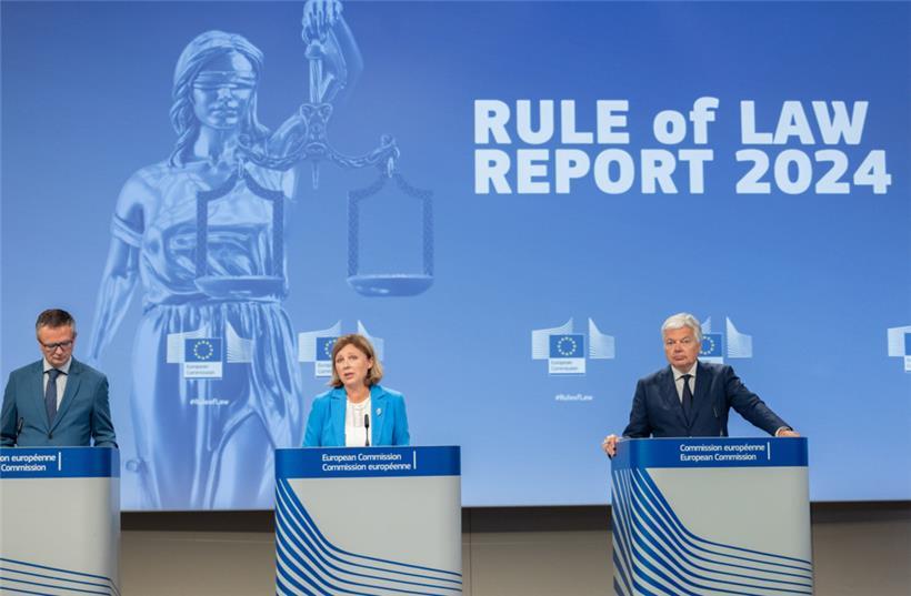 EU-Vizekommissionspräsidentin Vera Jourova (M.) und EU-Justizkommissar Didier Reynders (r.) stellten den Bericht am Mittwoch vor
