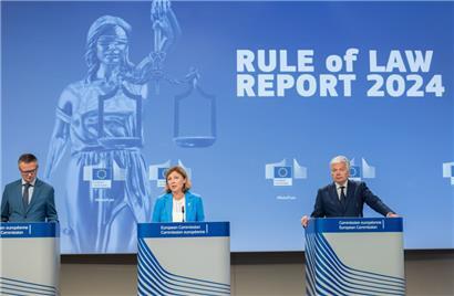 EU-Vizekommissionspräsidentin Vera Jourova (M.) und EU-Justizkommissar Didier Reynders (r.) stellten den Bericht am Mittwoch vor

