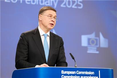 EU-Wirtschaftskommissar Valdis Dombrovskis gibt Erklärungen zur Lieferketten-Richtlinie
