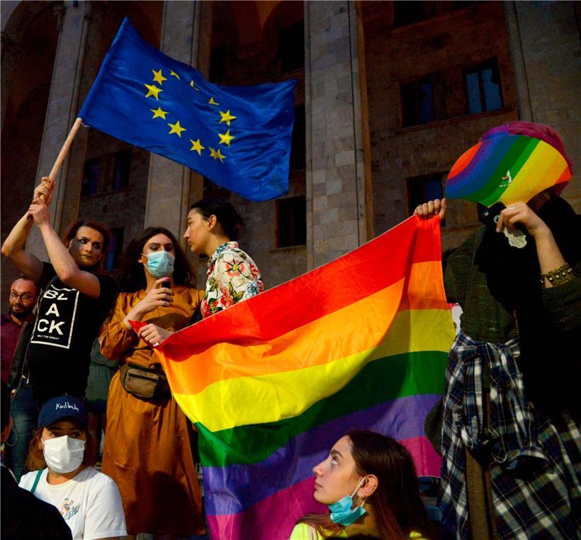 EU- und Regenbogenflagge in Tiflis als Reaktion auf Angriffe auf die Pride-Organisatoren: Die Europäische Union ist auch ein Versprechen auf Rechtsstaatlichkeit – außerhalb, aber auch innerhalb ihrer Grenzen
