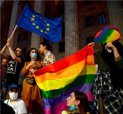 EU- und Regenbogenflagge in Tiflis als Reaktion auf Angriffe auf die Pride-Organisatoren: Die Europäische Union ist auch ein Versprechen auf Rechtsstaatlichkeit – außerhalb, aber auch innerhalb ihrer Grenzen
