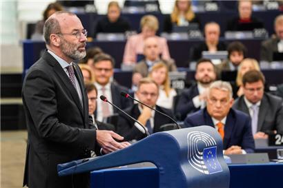 EVP-Chef Manfred Weber vor einigen Wochen während einer Debatte mit dem ungarischen Regierungschef Viktor Orban, den er einst allzu lange in seiner Partei und Fraktion duldete
