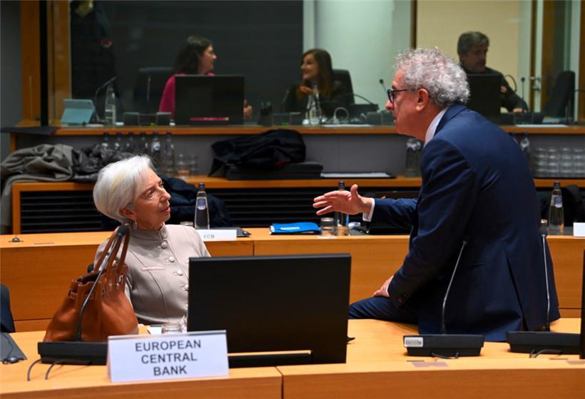 EZB-Präsidentin Christine Lagarde (l.) im Gespräch mit Pierre Gramegna, dem Generaldirektor des Europäischen Stabilitätsmechanismus, am Montag in Brüssel

