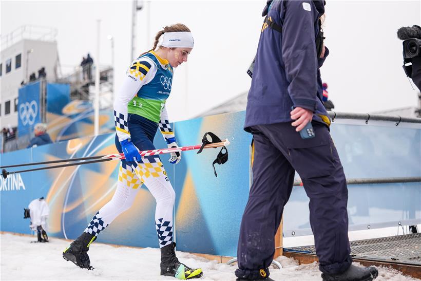 Ebba Andersson beim Skilanglauf, fährt spektakulär zeitweise nur auf einem Ski in Wettkampfhaltung