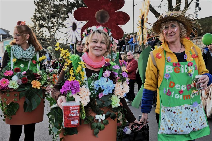Ebenfalls beim Wasserbilliger Nachtumzug unterwegs: Blumen in ihren Töpfen