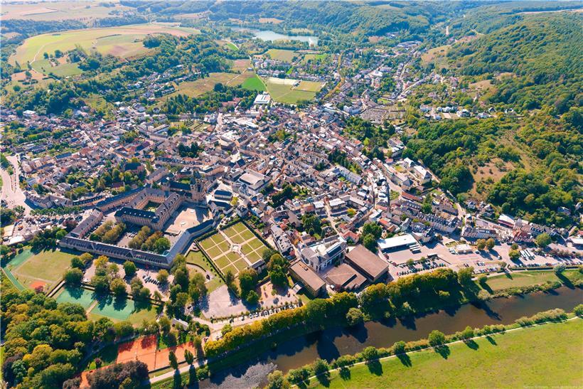 Echternach von oben. Ein schöner Anblick, aber zu Fuß durch die historischen Gassen des Abteistädtchens zu wandern ist schöner.
