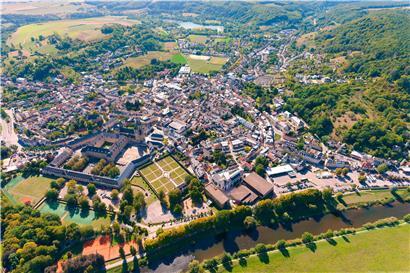 Echternach von oben. Ein schöner Anblick, aber zu Fuß durch die historischen Gassen des Abteistädtchens zu wandern ist schöner.
