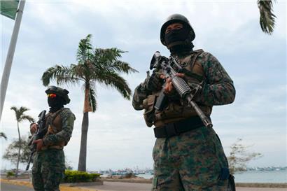 Ecuadorianische Marinesoldaten am 4. Juni in Manta. Präsident Noboa will die Polizei- und Armee-Headquarter vorübergehend in die Hafenstadt verlegen. 
