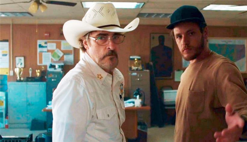 „Eddington“ hat Chancen auf die „Goldende Palme“: Joaquin Phoenix (l.) und Luke Grimes (r.) spielen mit
