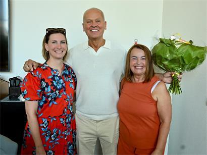 Editpress-Direktorin Michelle Cloos mit Milan Jovic und seiner Frau Biljana bei Veranstaltung
