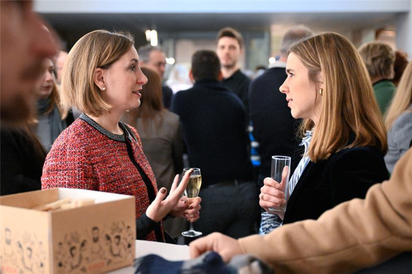 Editpress-Direktorin Michelle Cloos im Austausch mit Justizministerin Elisabeth Margue
