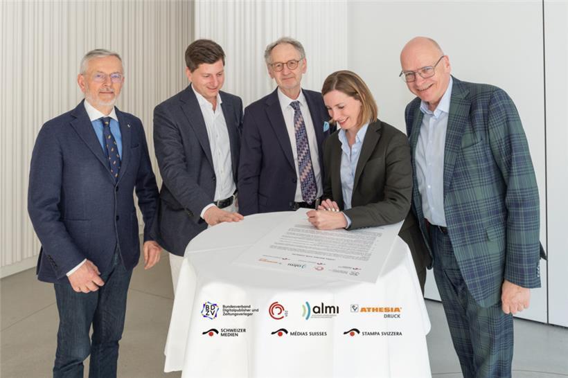 Editpress-Direktorin und Vertreterin der ALMI Michelle Cloos bei der Unterzeichnung der Erklärung von Zürich
