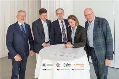 Editpress-Direktorin und Vertreterin der ALMI Michelle Cloos bei der Unterzeichnung der Erklärung von Zürich
