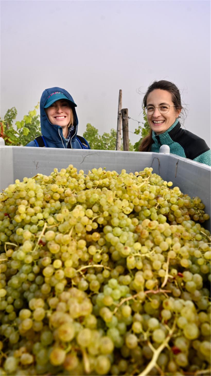 Editpress-Generaldirektorin Michelle Cloos und Winzerin Corinne Kox
