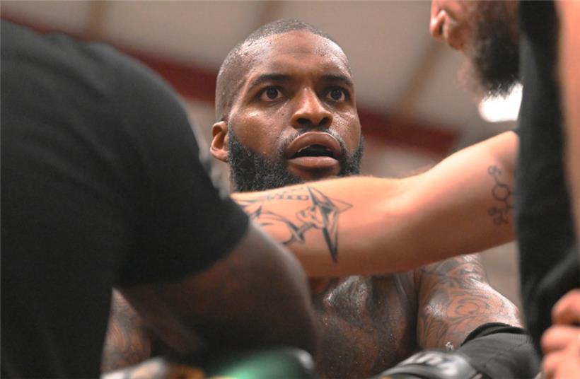 Edouard Elong konnte seine Niederlage durch technisches K. o. nicht fassen
