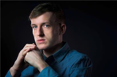 Edouard Louis célèbre le personnage de sa mère Monique
