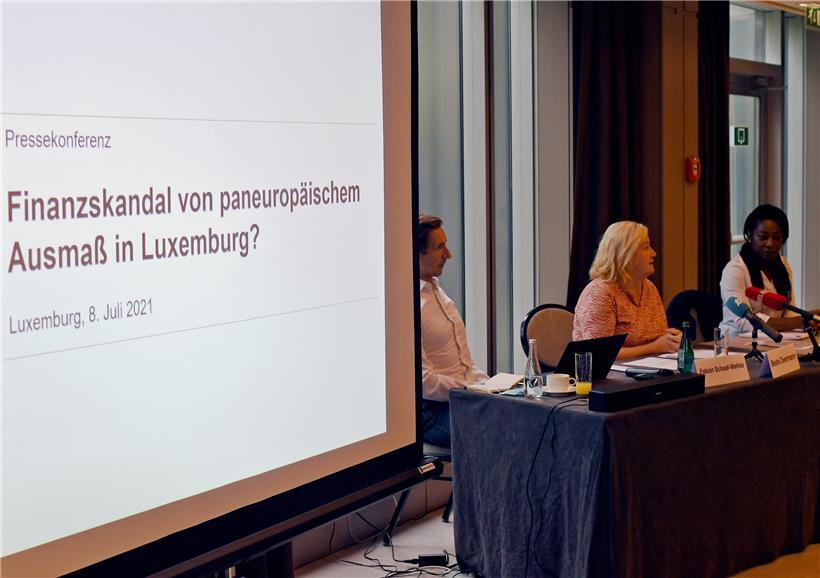 Ehemalige Kunden von CYBERservices wollen wissen, wo ihre Gelder geblieben sind. V.l.n.r.: Fabian Schaaf-Mehta, Beate Zwermann und Anwältin Françoise Nsan-Nwet. 
