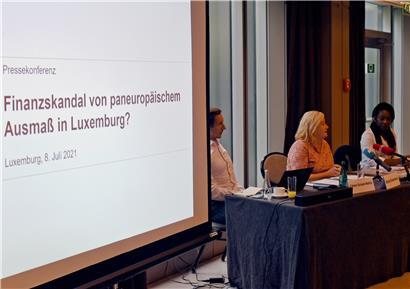 Ehemalige Kunden von CYBERservices wollen wissen, wo ihre Gelder geblieben sind. V.l.n.r.: Fabian Schaaf-Mehta, Beate Zwermann und Anwältin Françoise Nsan-Nwet. 

