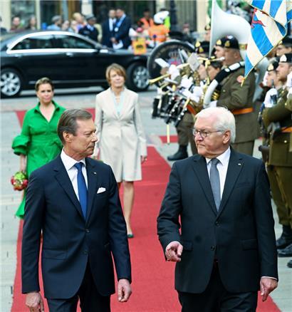 Eher ernste Blicke zwischen den beiden Staatschefs, die jedoch keineswegs das Verhältnis zwischen den beiden Ländern widerspiegeln: Großherzog Henri empfängt den deutschen Bundespräsidenten Frank-Walter Steinmeier; im Hintergrund die beiden Gattinnen Großherzogin Maria Teresa und Elke Büdenbender
