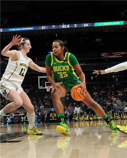 Ehis Etute beim College-Basketball in der March Madness, zweite Teilnahme im zweiten Studienjahr.