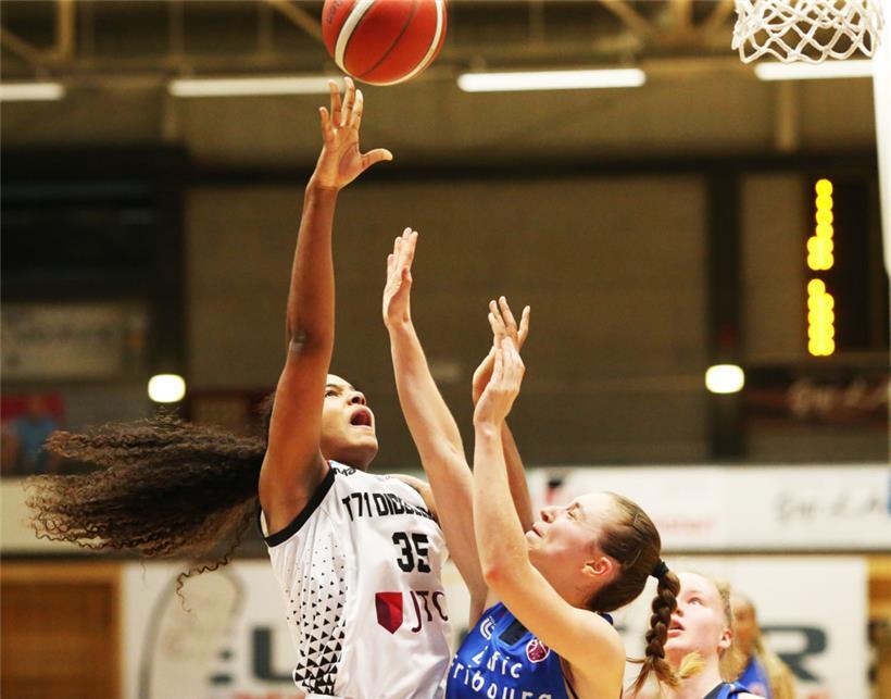 Ehis Etute (in Weiß) und der T71 zeigten gegen Fribourg großen Kampfgeist, verloren am Ende aber doch ihr erstes Heimspiel im EuroCup
