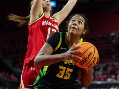 Ehis Etute feiert jubelnd auf dem Spielfeld, unaufhaltsam und voller Energie im Fußballspiel